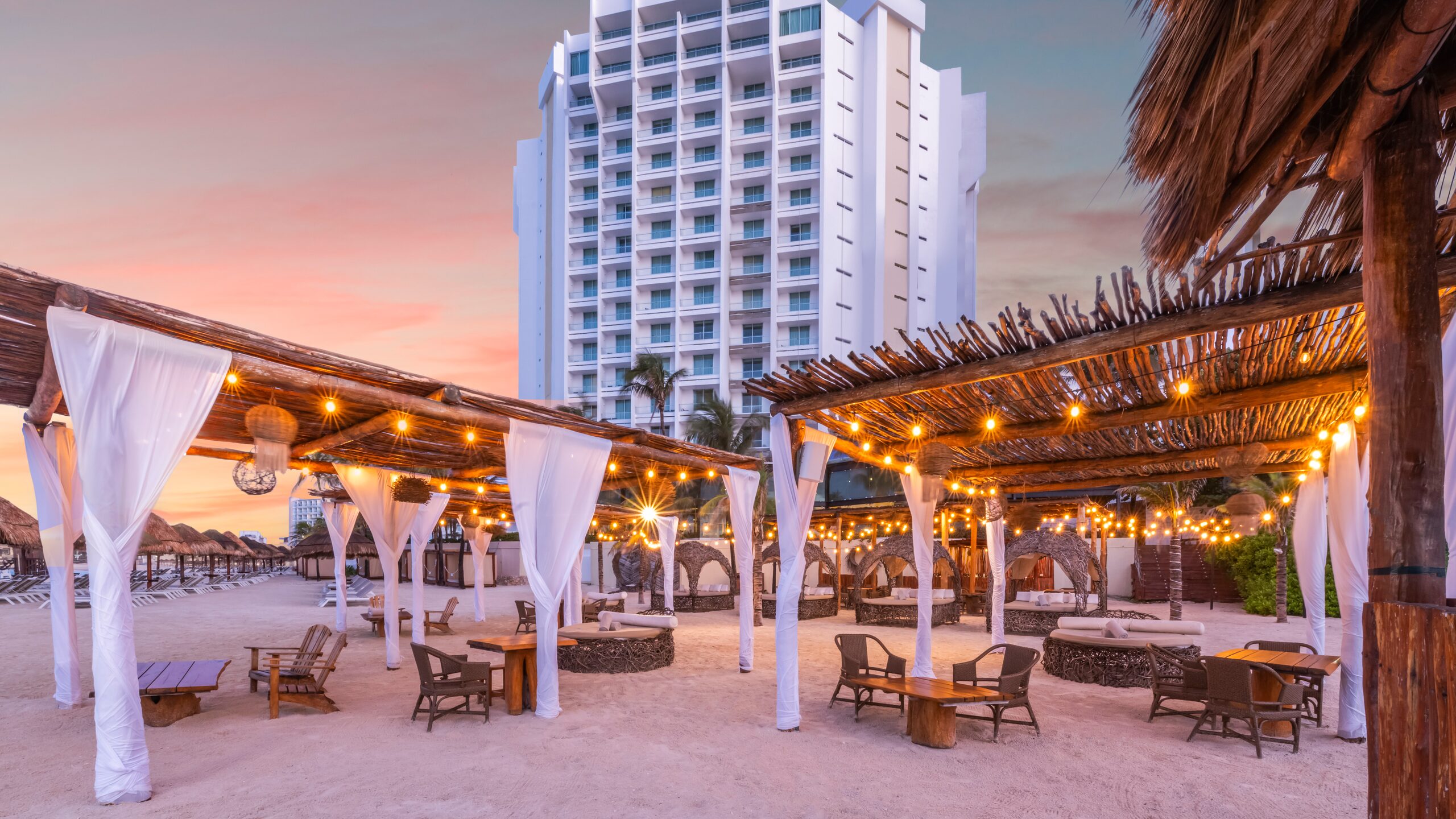 Krystal Grand Cancún al atardecer